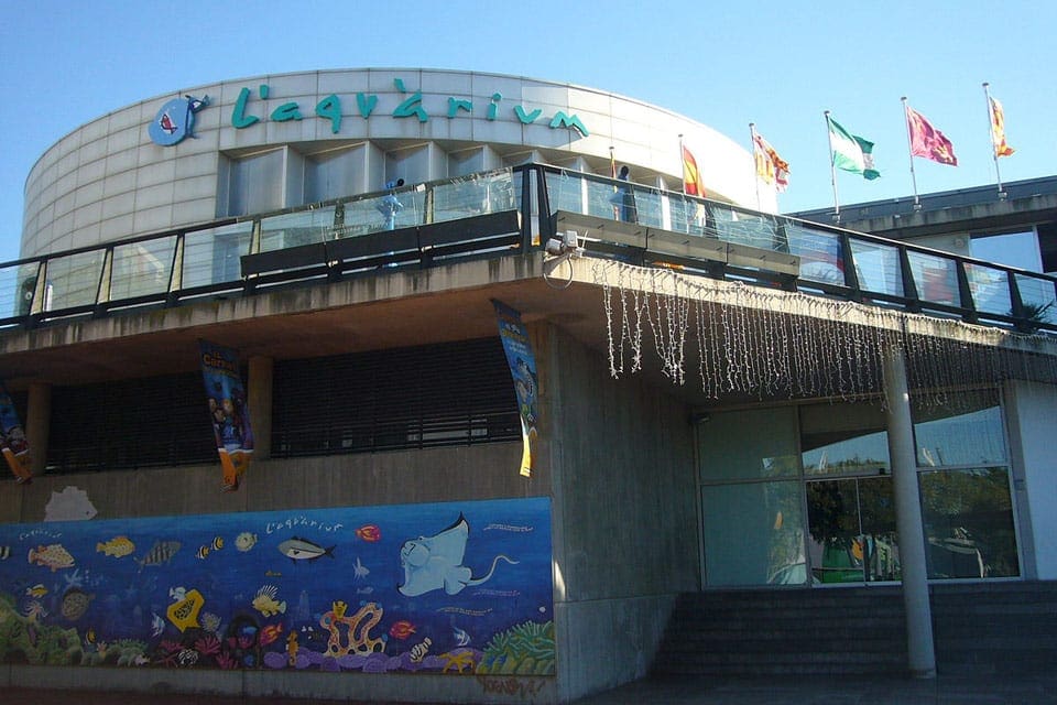 The entrance to the The Barcelona Aquarium on a sunny day.