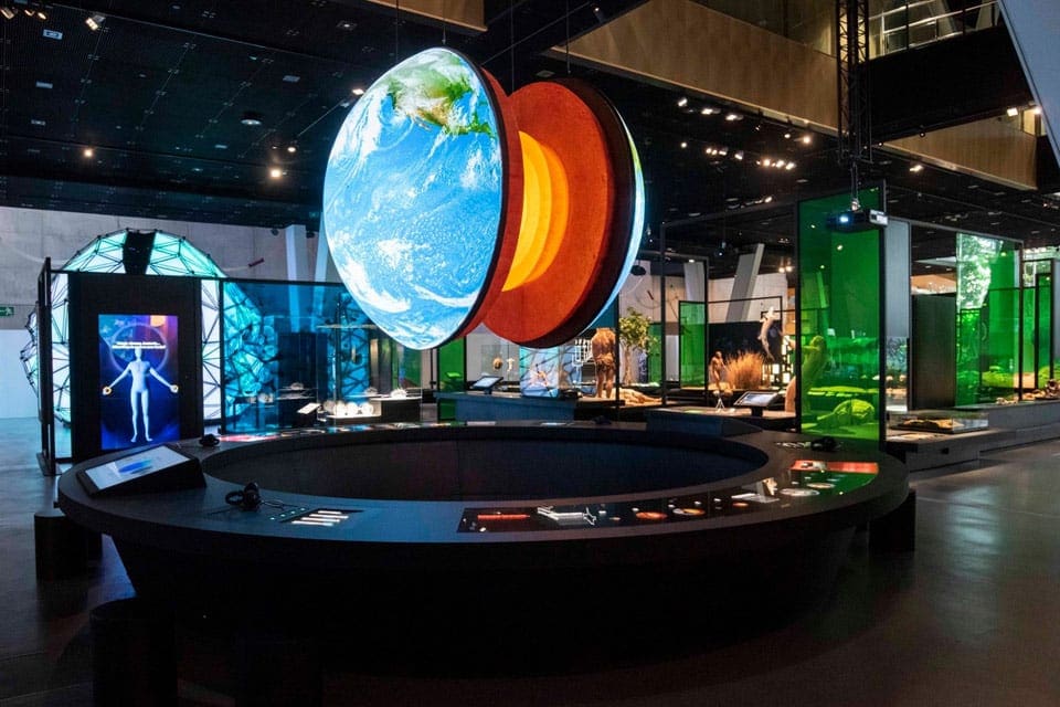 A space exhibit at the CosmoCaixa, featuring a globe split open to see the layers of the Earth.