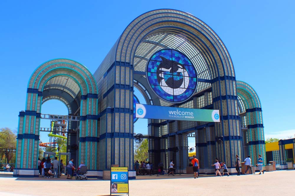 The entrance to SeaWorld San Antonio.