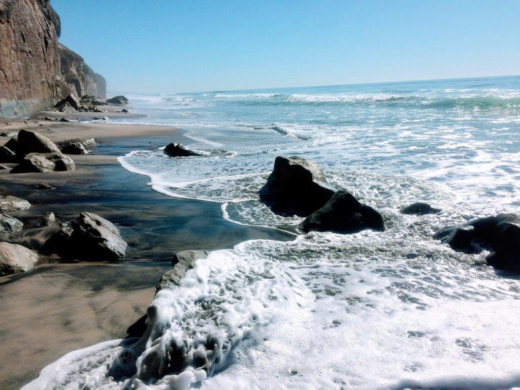 A rocky, beautiful shoreline along Encinitas, one of the best best day trips and weekend getaways near San Diego for families.