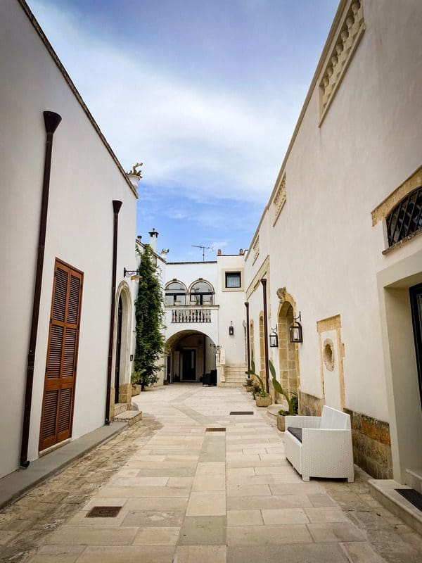 The courtyard between buildings at PLAZACARRISI Hotel & Spa, knowing where to stay is one of the essential tips for visiting Puglia with kids.