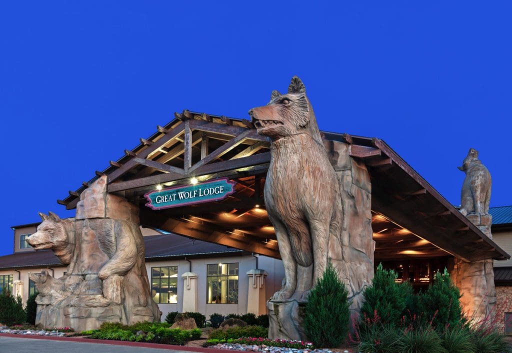 The entrance to Great Wolf Lodge Grapevine at night.