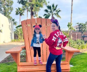 A mom and her young daughter smile in their Minnie Mouse gear while staying at Howard Johnson Anaheim.