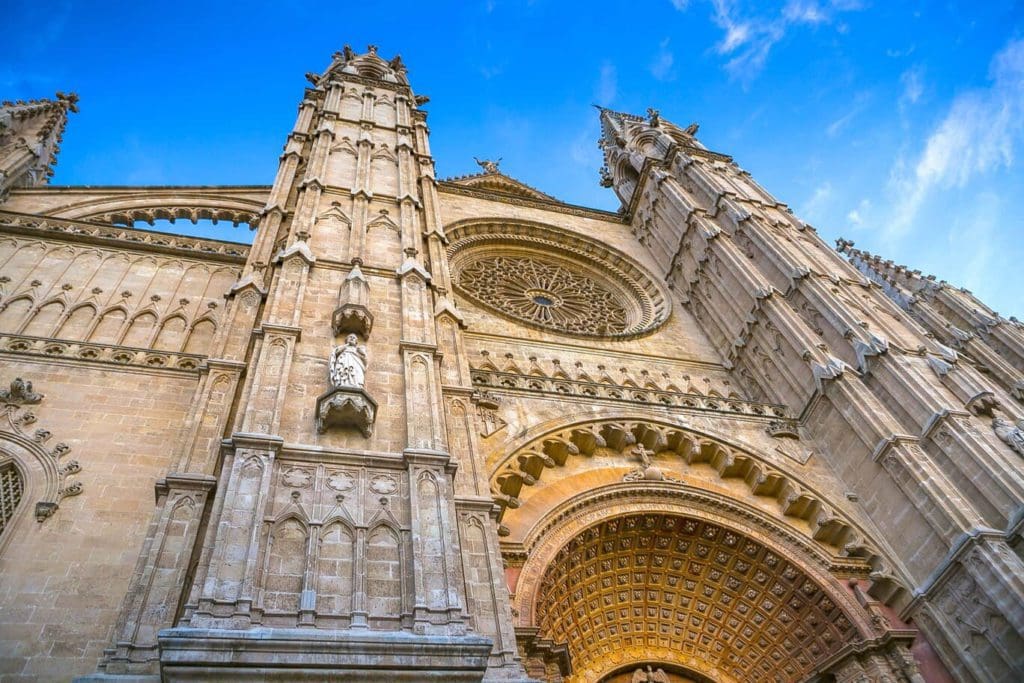 A view of the entrance and architectural features of Catedral-Basílica de Santa María de Mallorca.