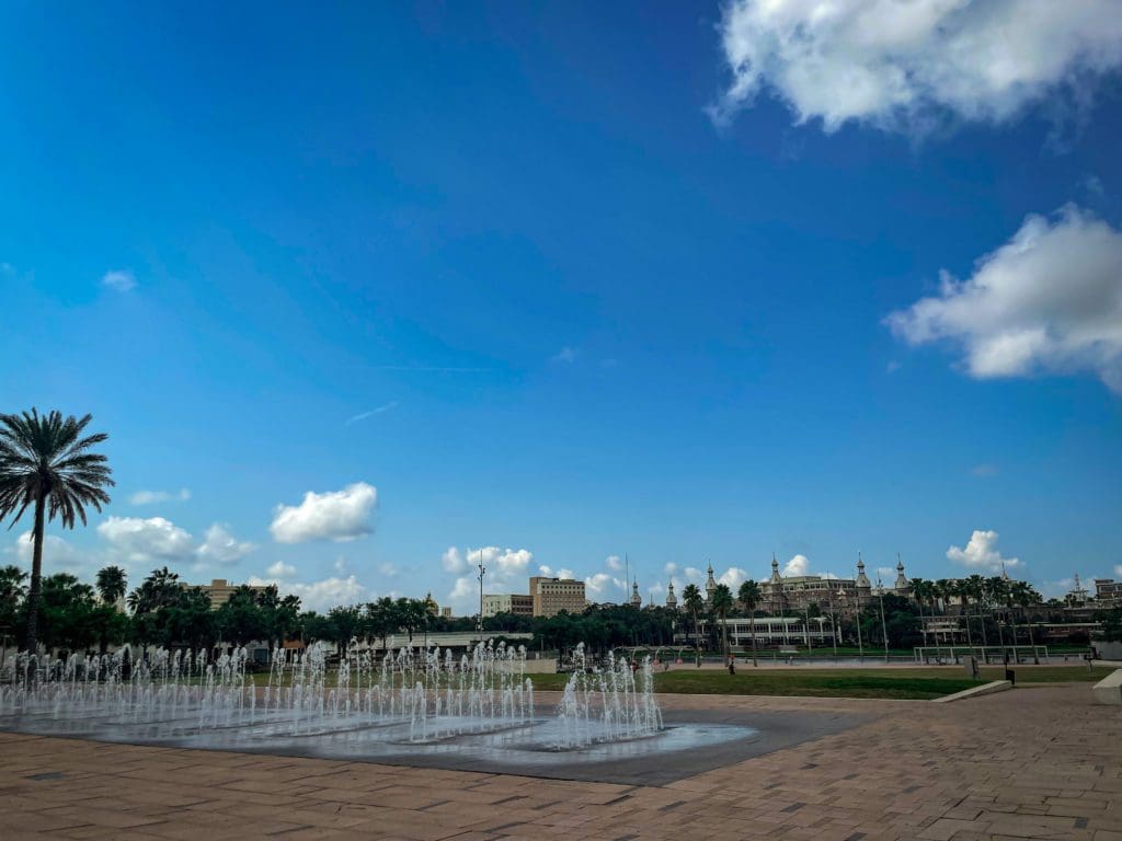 A view of the urban splash area at the edge of Curtis Hixon Waterfront Park.