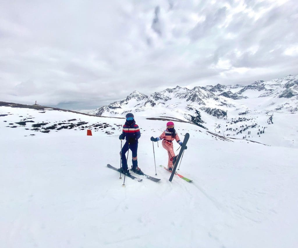 Two kids on skis on the slopes of Kühtai, knowing about the slope types a key part of this family guide to skiing in Kühtai this winter.