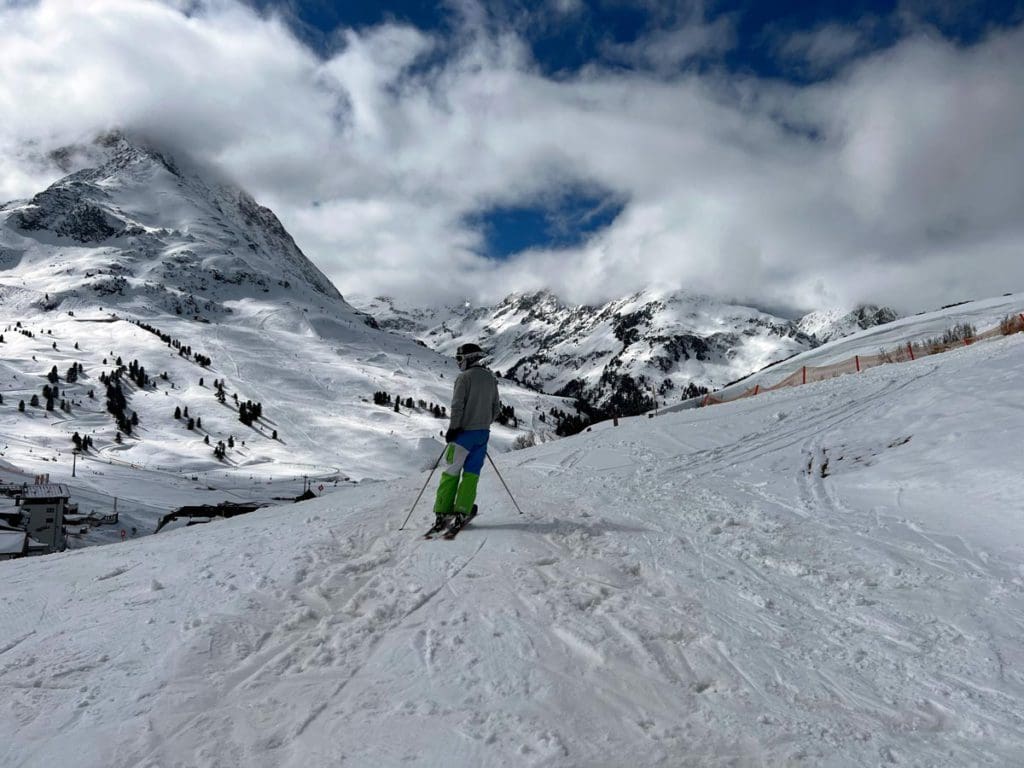 Someone skis down a snowy trail in Kühtai.