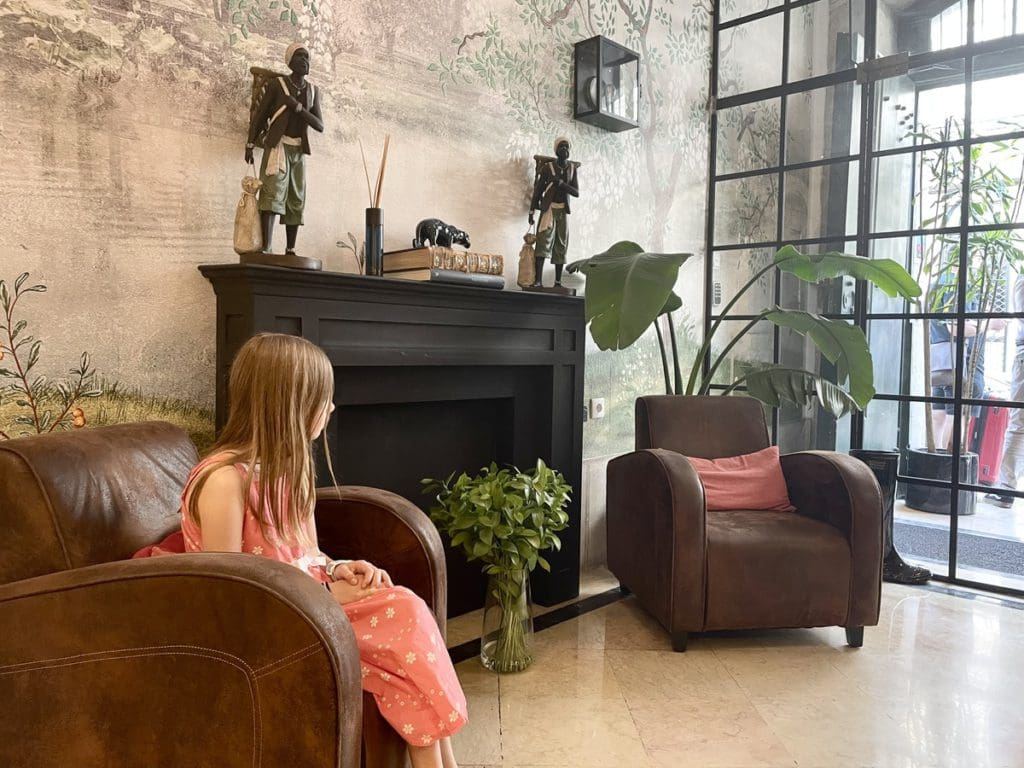 A young girl hangs out in the lobby of Alecrim ao Chiado - Once Upon a House.