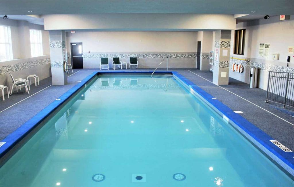 The indoor pool at Country Inn & Suites by Radisson, Niagara Falls.