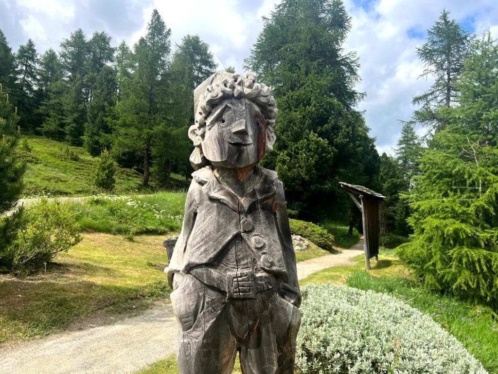 A wood carving, which can be seen on the hiking trails near the Heidi House.
